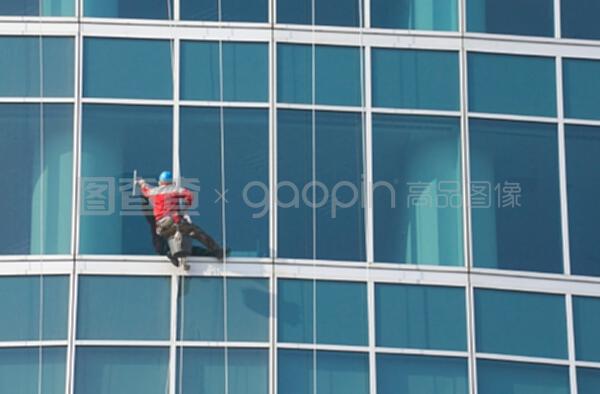 高空中的堅(jiān)守 建筑清潔服務(wù)的擦窗技藝與安全指南